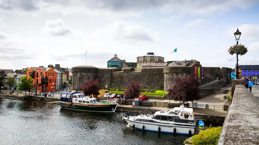 Boats on the water next to a stone building

AI-generated content may be incorrect.